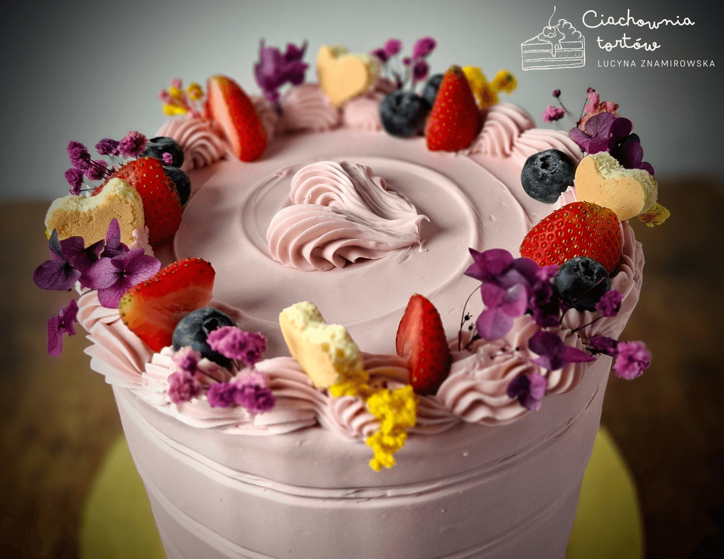 Pastelowo różowy tort okolicznościowy