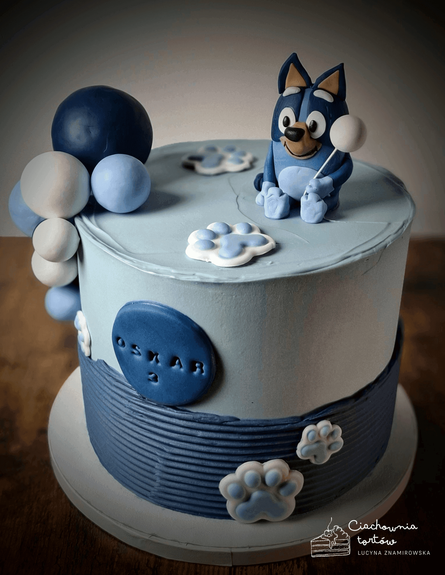 Tort z figurką Bluey na urodziny