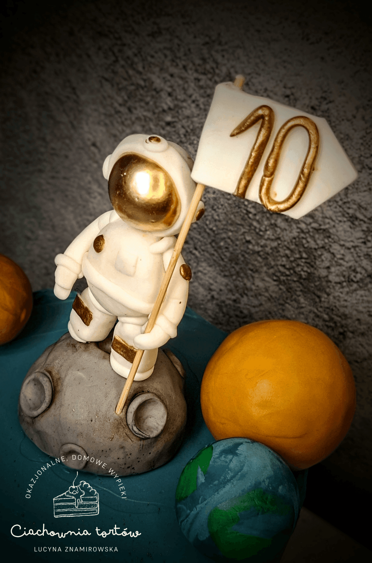 Ręcznie robiona figurka astronauty na torcie