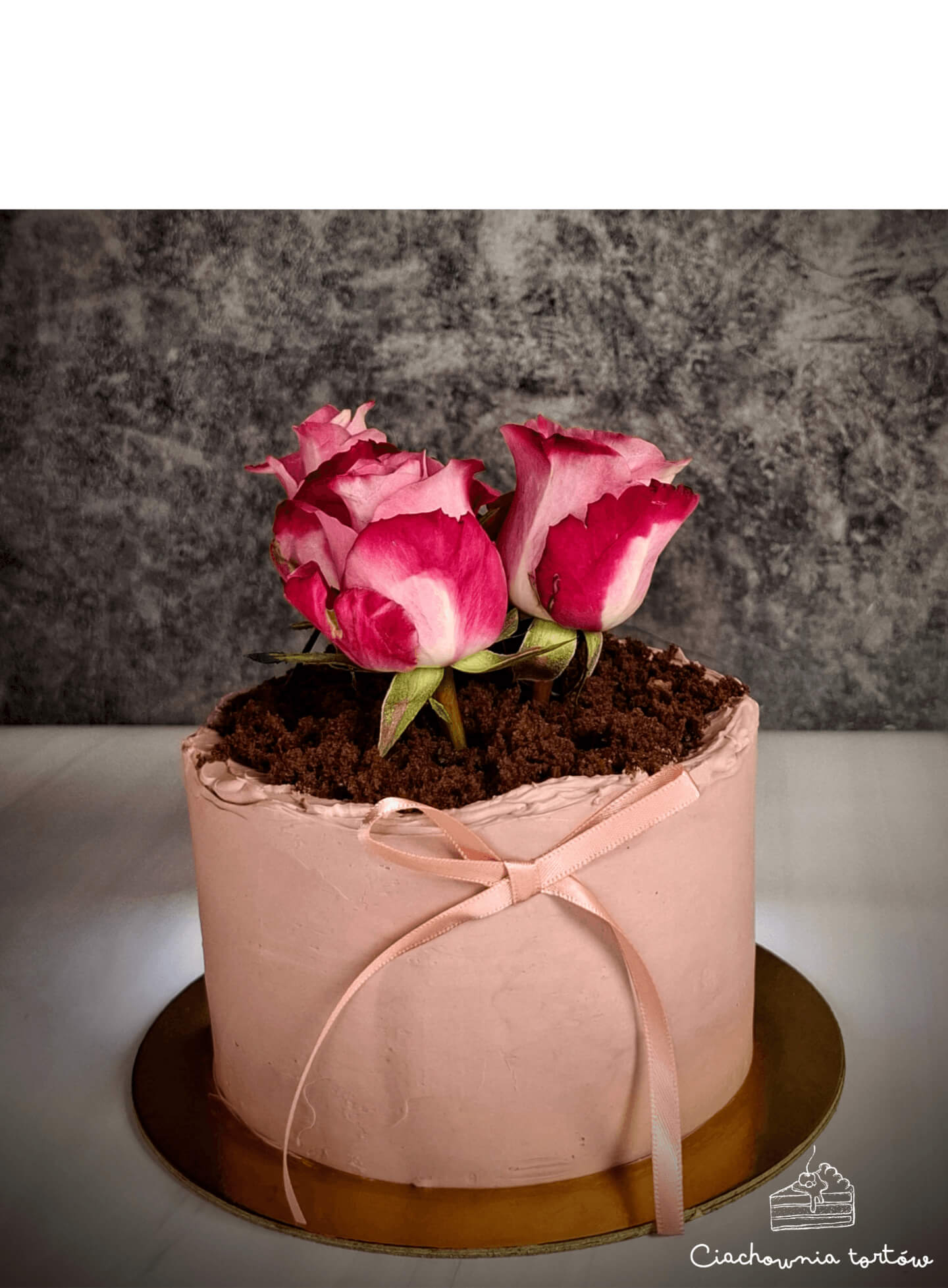 Tort flowerbox z różami i czekoladową ziemią