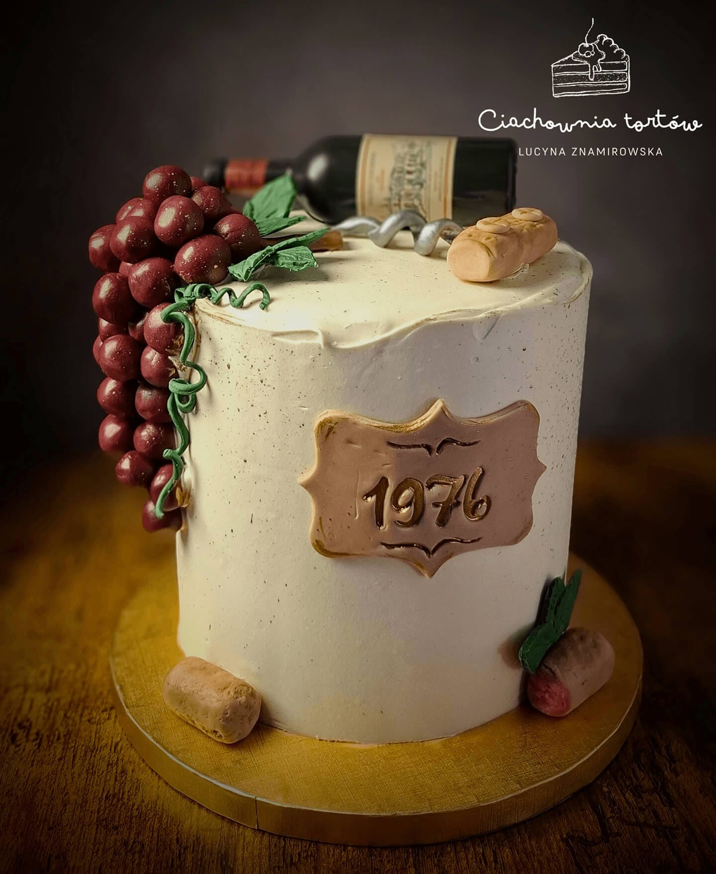 Tort z ręcznie modelowaną butelką wina i winogronami